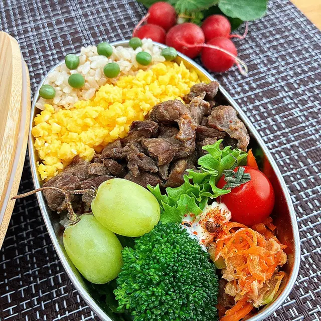ステーキカットタンで炊き込み3色丼の盛り付け写真